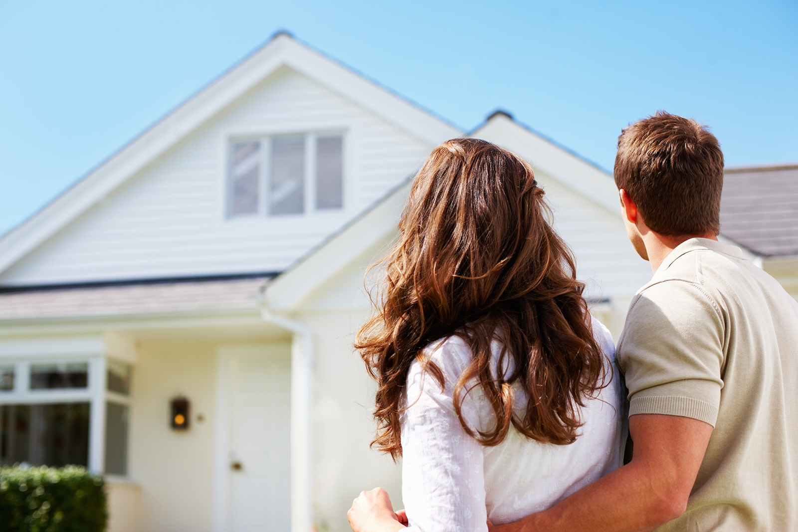 couple-looking-at-home